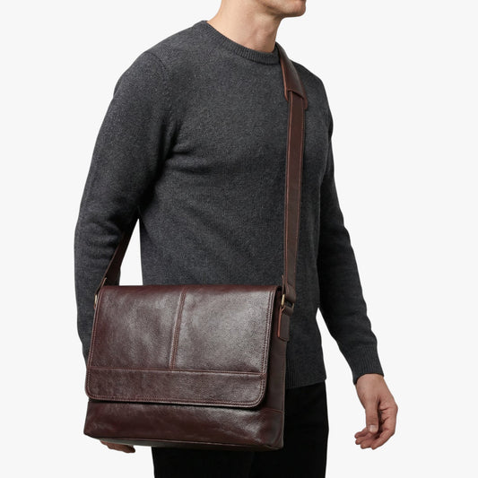 Besace en cuir marron Erik portée en bandoulière – Nord Brut