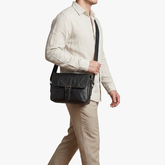 Sacoche en cuir Nils – portée en bandoulière par un homme, style casual urbain