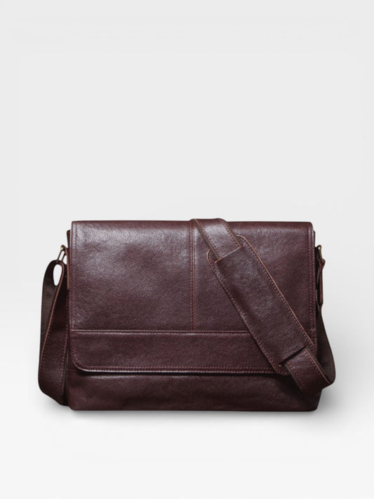 Besace en cuir marron Erik – vue de face – Nord Brut